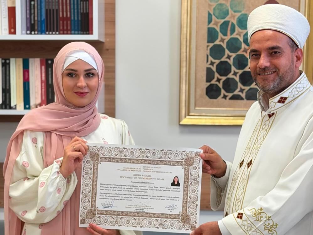 Ukraynalı Anastasiia Podrezova Van’da Müslüman Oldu: "Zeynep" İsmini Aldı