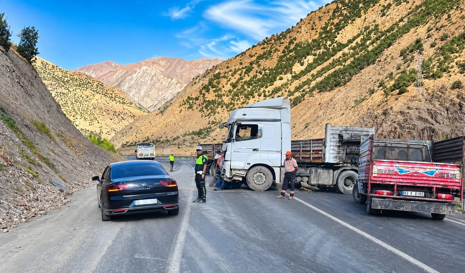 Van-Hakkari yolunda kontrolden çıkan tır bariyerlere çarptı