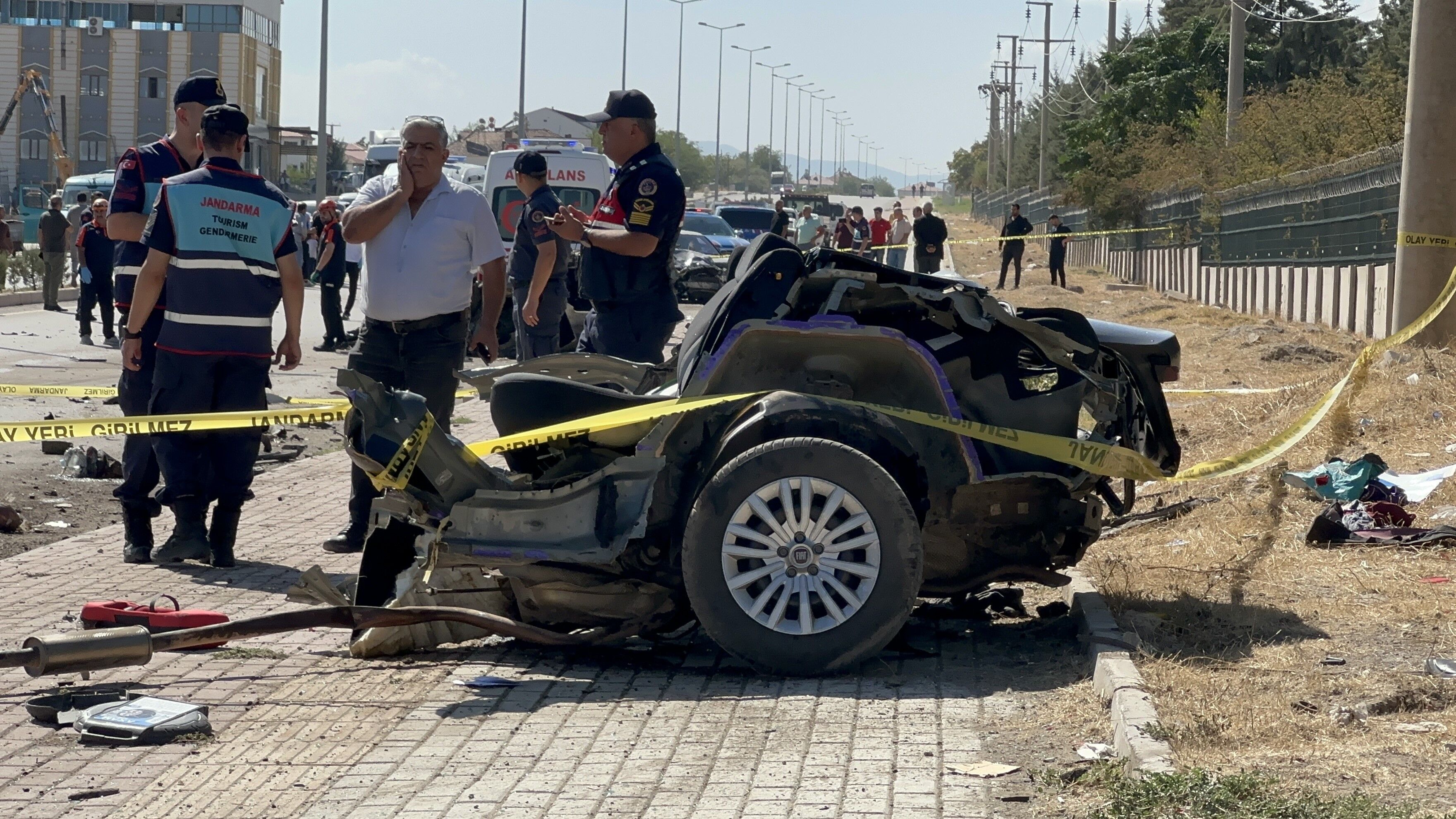 Böyle kaza görülmedi: Otomobil takla atarak ikiye bölündü! 2 ölü, 2 yaralı