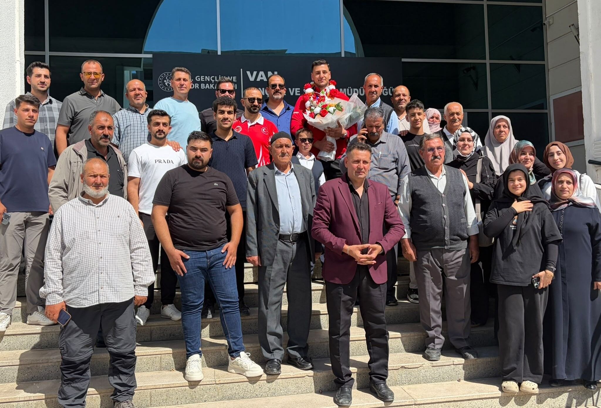 Rakiplerine şans tanımadı: Vanlı sporcu dünya şampiyonluğunu kazandı!