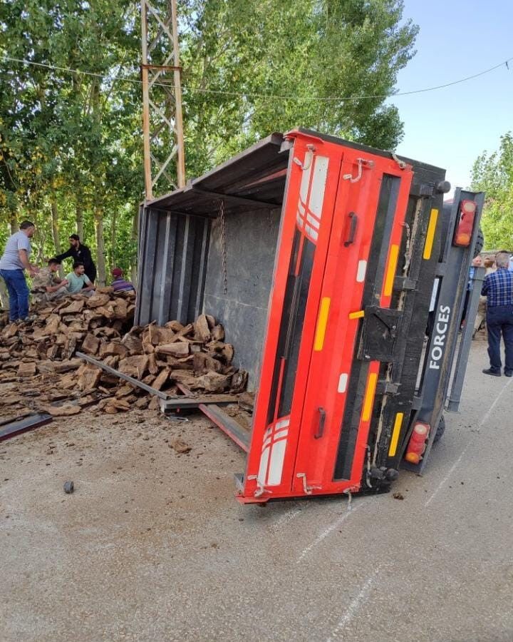 Van’da korkutan kaza: Odun yüklü traktör devrildi! 3 yaralı
