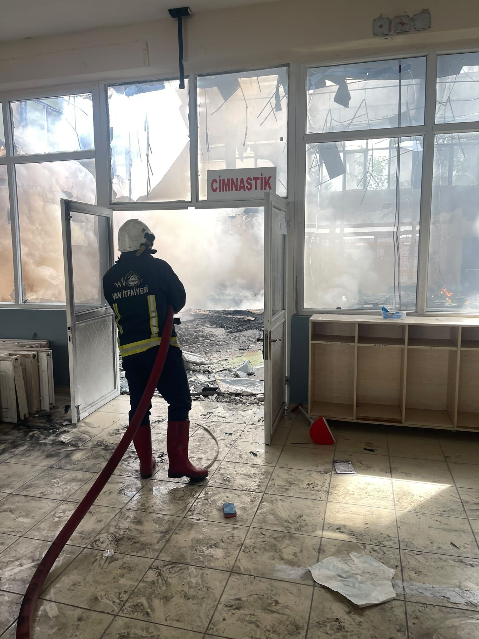 Van’da yıkımı devam eden statta yangın çıktı!