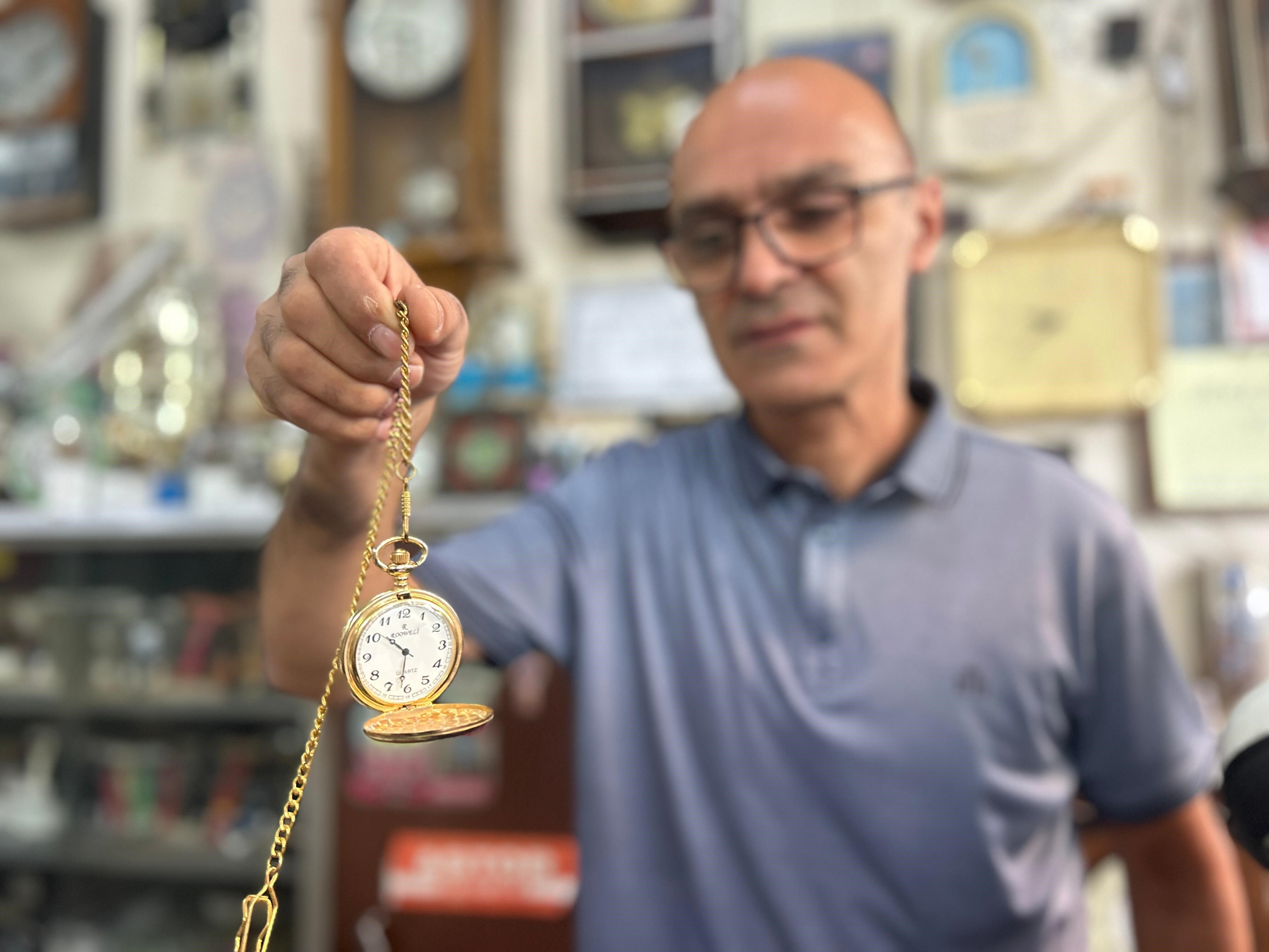 Van’da bir meslek daha yok oluyor: Zamana direnen saat tamirciliği tarihe karışıyor