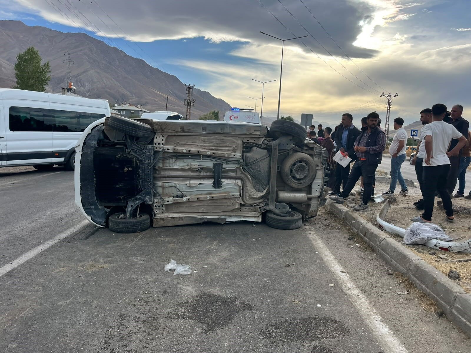 Van’da iki kamyonet çarpıştı: Çok sayıda yaralı var!