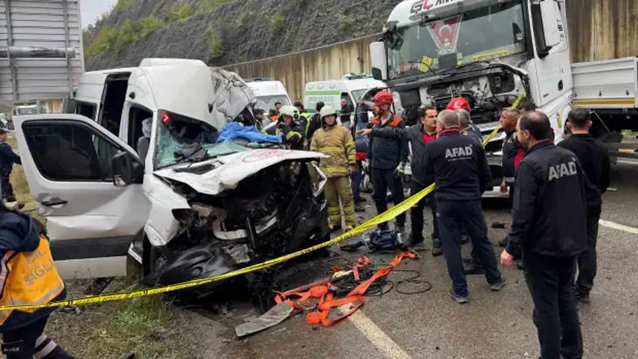 Tır ile minibüs çarpıştı: 1 kişi öldü, 11 kişi yaralandı!
