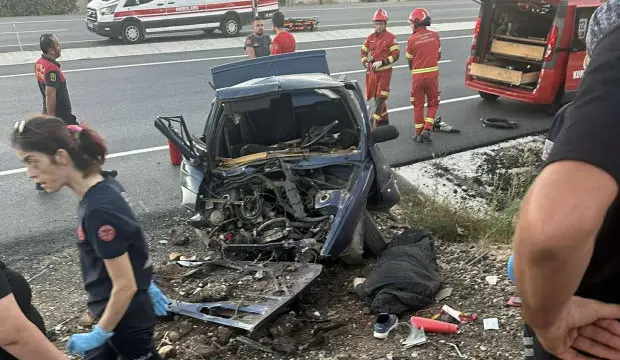 Refüje çarpan otomobil parçalara ayrıldı! 2 kişi öldü, işte kazada hayatını kaybedenlerin isimleri…