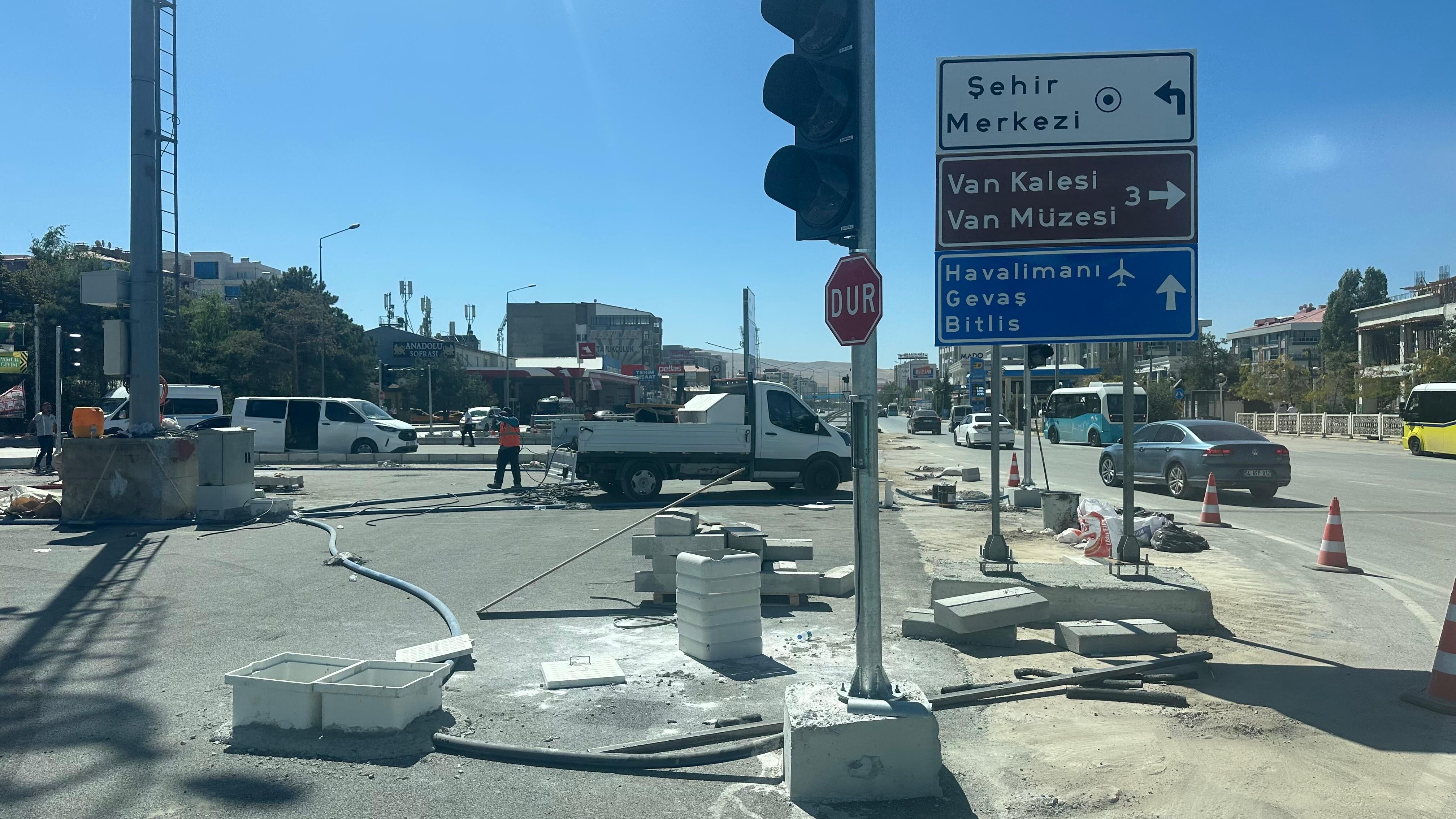 Van trafiğinde çile bitmiyor! Karayolları-Kale Kavşağı’nda güçlendirme çalışması sürüyor!