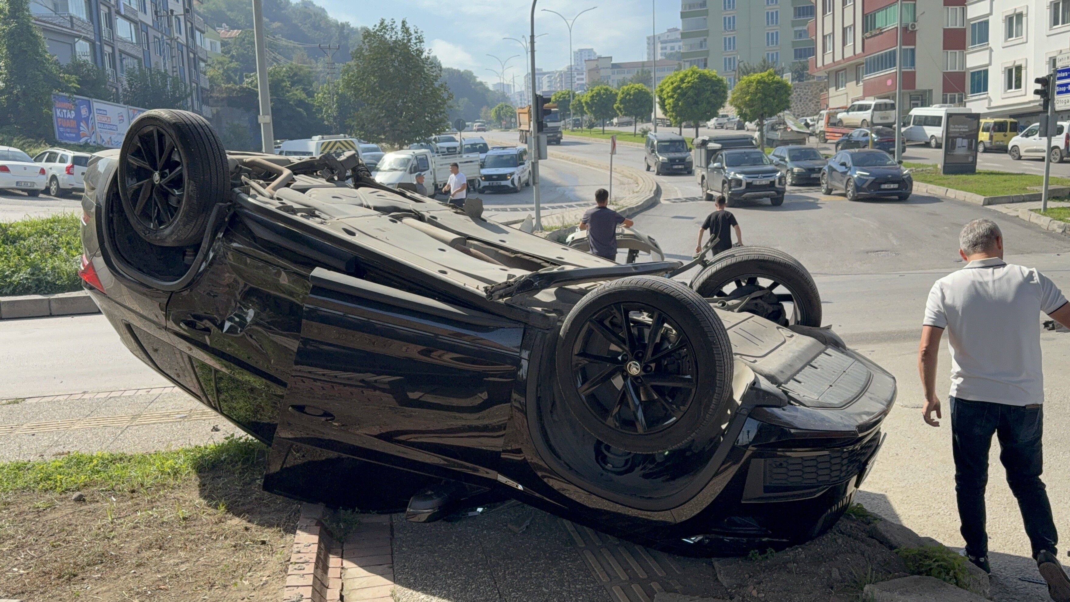 Vanlı vatandaş 2,6 milyon TL verdiği otomobili aldıktan sadece 1 saat sonra kaza yaptı