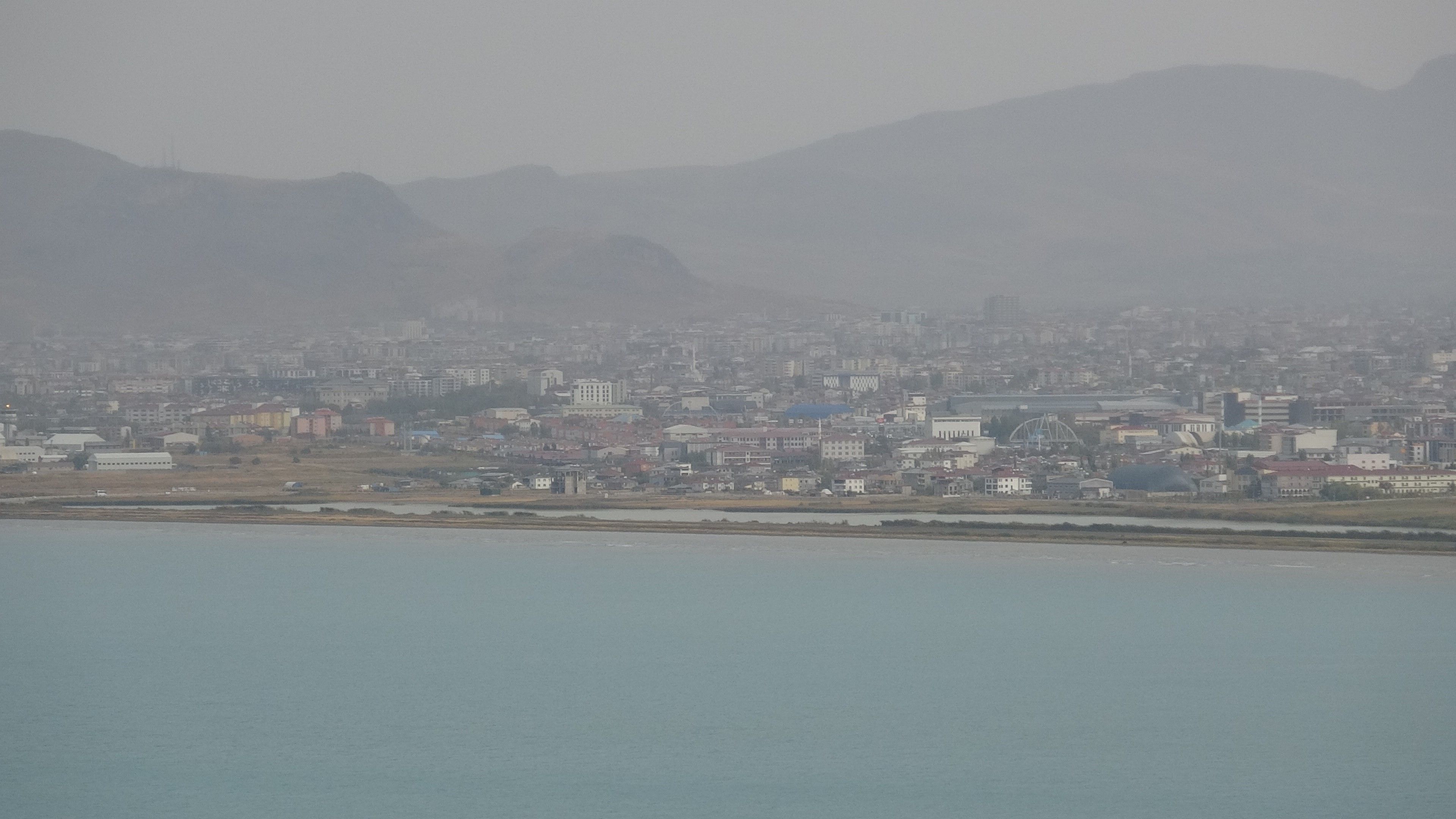 Van’da sıcaklıklar 10 derece düştü: Yoğun sis şehri kapladı!