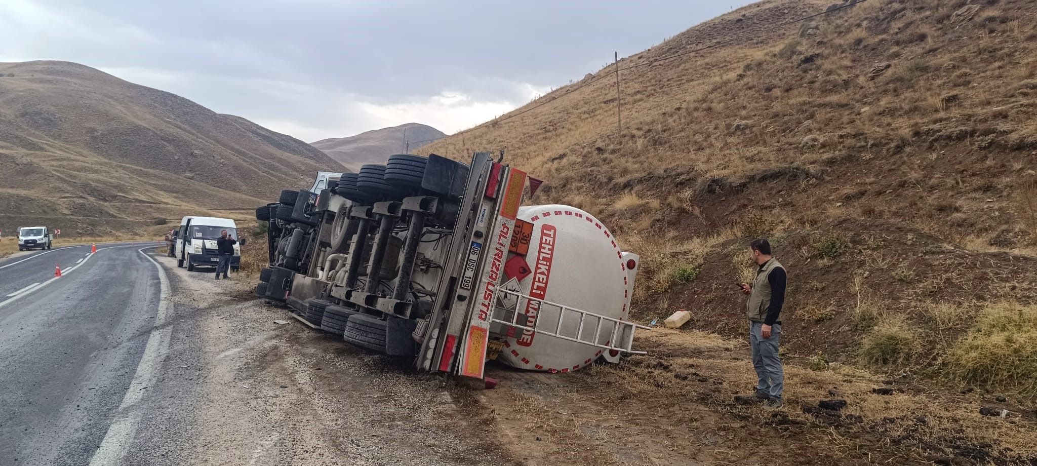 Van-Hakkari yolunda virajı alamayan tanker devrildi!