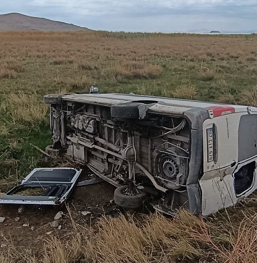 Van’da kontrolden çıkan minibüs tarlaya uçtu: 6 kişi yaralandı!