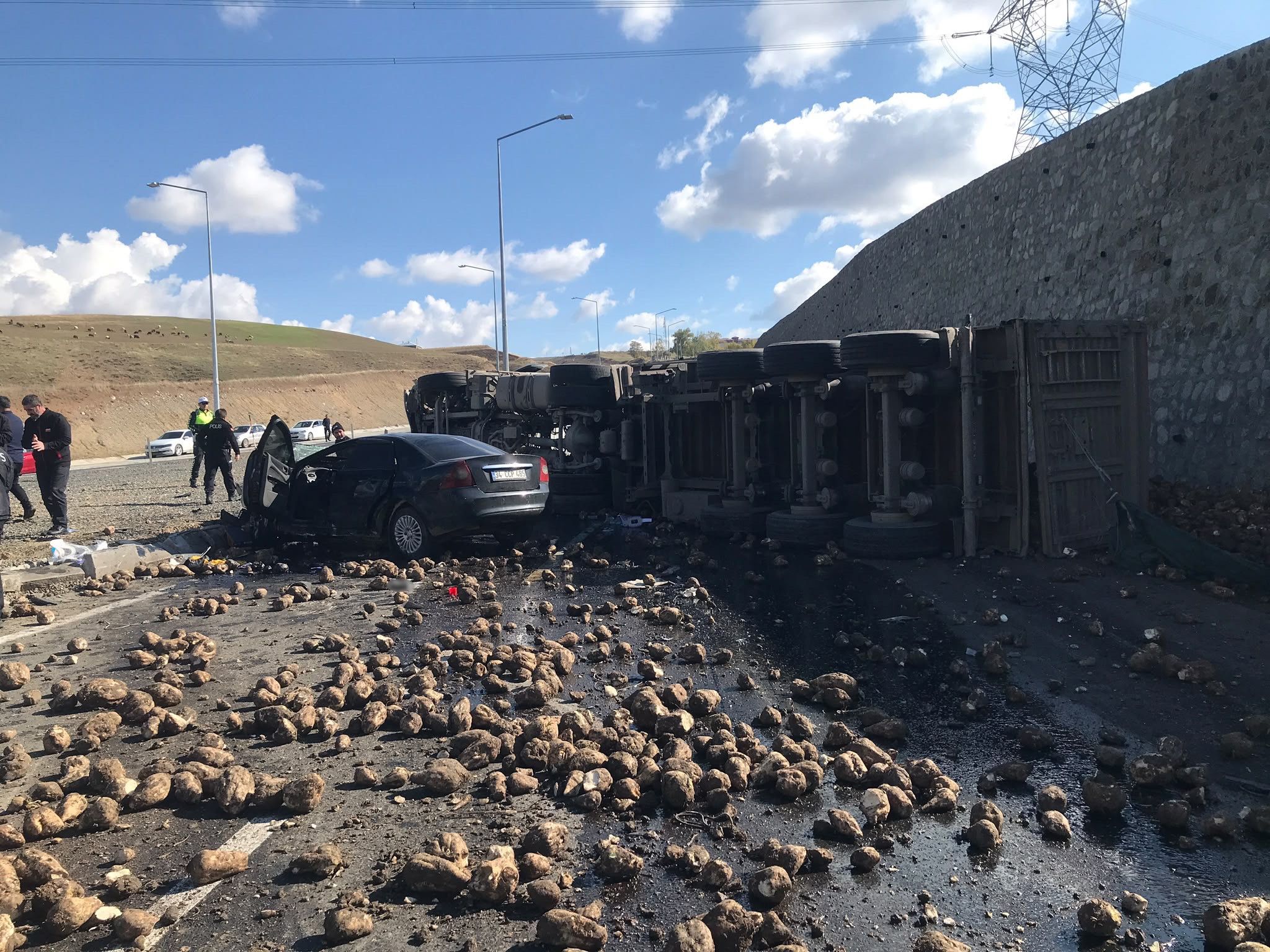 Korkunç kaza! Tır ile otomobil çarpıştı: 4 kişi hayatını kaybetti, 1 kişi yaralandı!