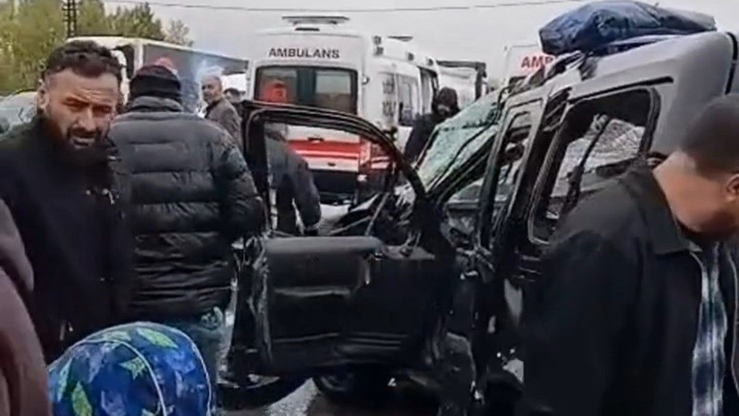 Van’da bir kaza daha: Tır ile aracın çarpıştığı kazada 2 kişi yaralandı!