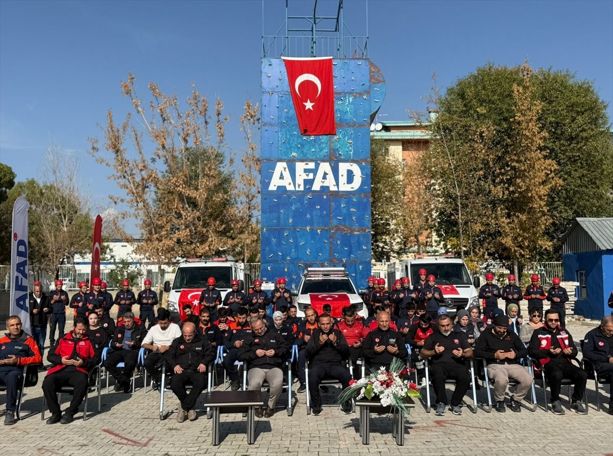 AFAD personeli Van depreminde hayatını kaybedenleri andı
