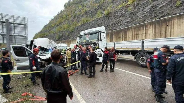 Tır ile yolcu minibüsünün çarpıştığı kazada yaralanmıştı: Merve 17 günlük yaşam mücadelesini kaybetti!