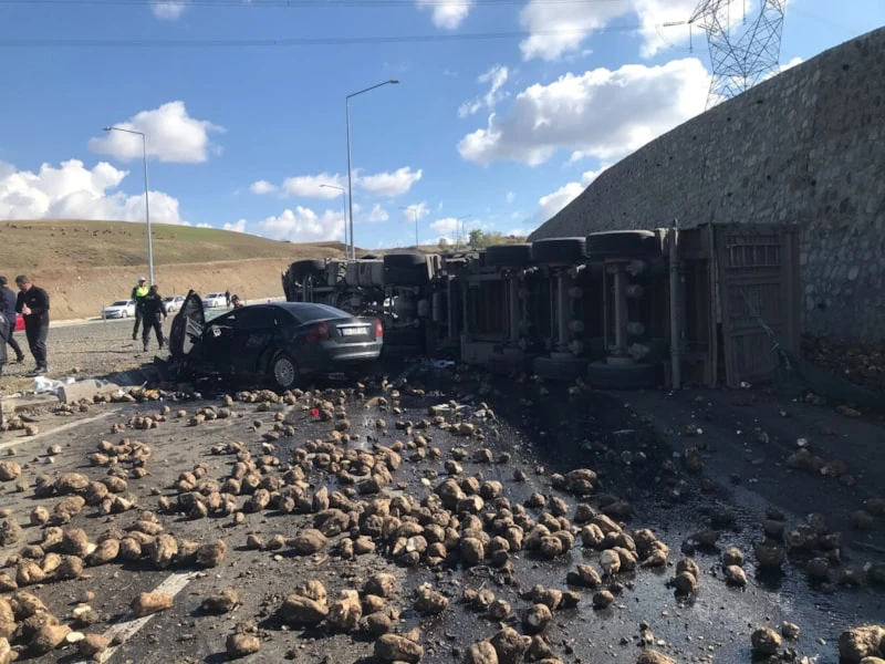 Tır, otomobilin üzerine devrildi: 4 kişi hayatını kaybetti!