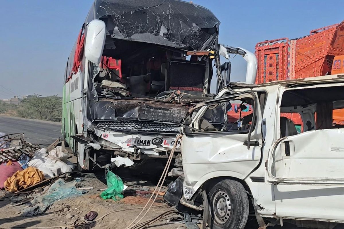 Minibüs ile otobüs çarpıştı: 12 ölü, 22 yaralı