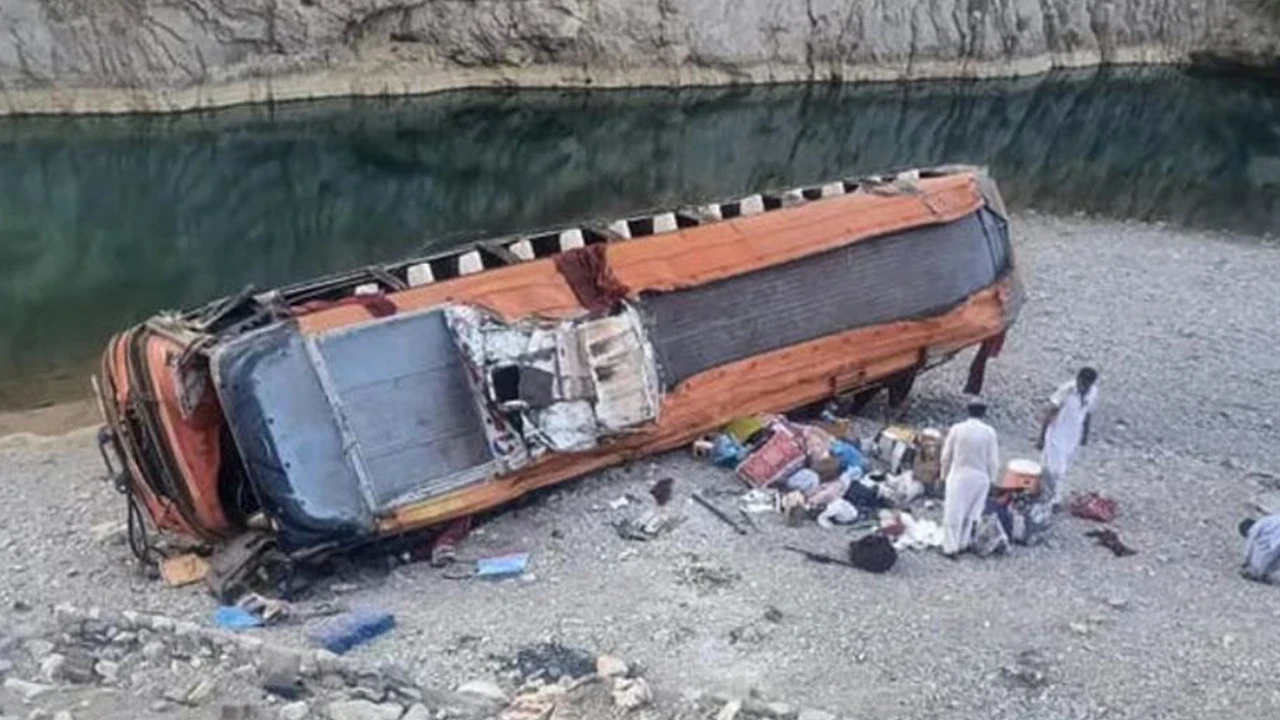 Katliam gibi kaza! Yolcu otobüsü devrildi: 10 kişi ölü, 32 kişi yaralandı!