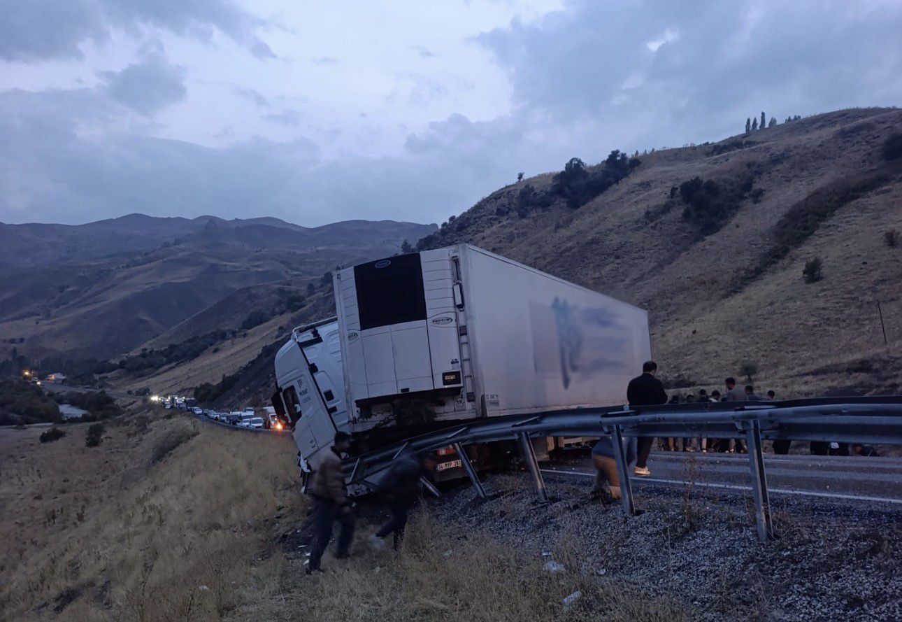 Van-Hakkari Yolu’nda tır kazası: Trafik durdu!